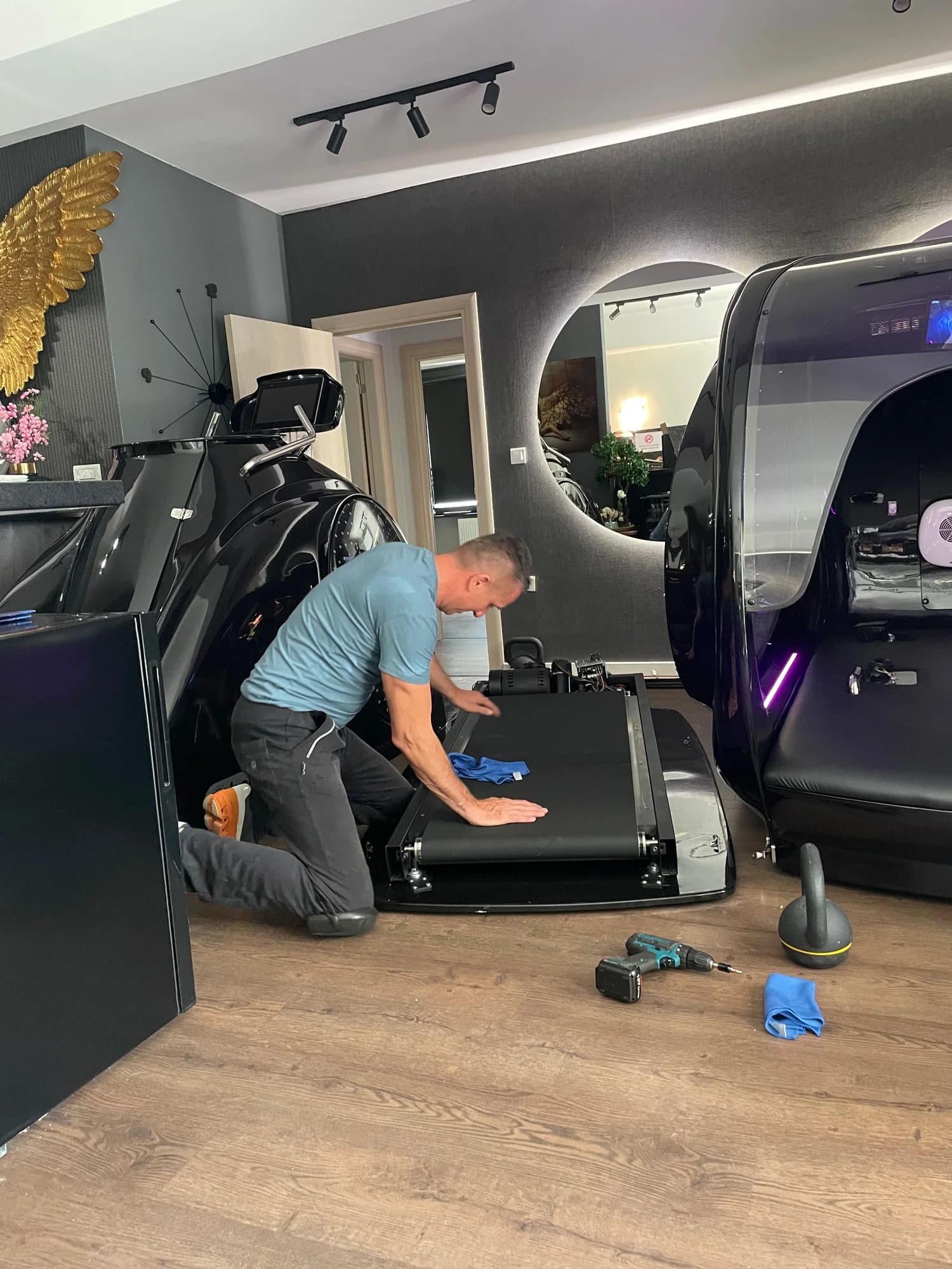 Serviser pri vzdrževanju wellness naprave
